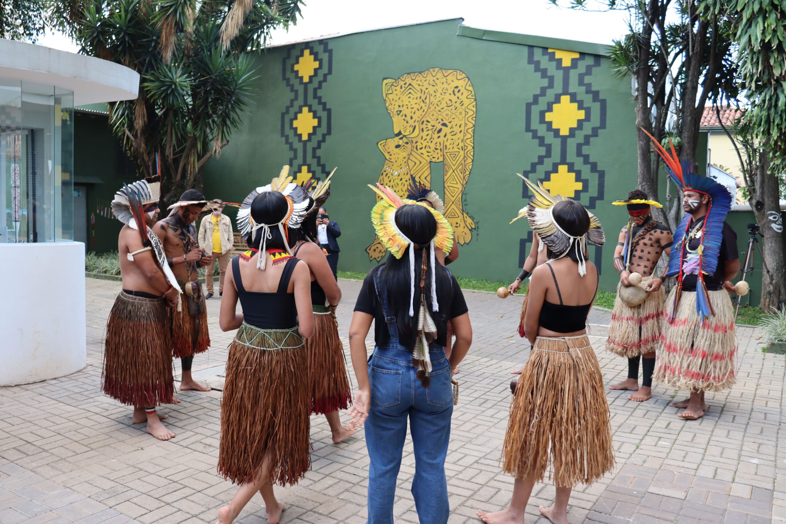 Indígenas reunidos na área externa do Museu das Culturas Indígenas