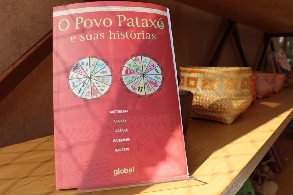 Livro "O povo Pataxó e suas histórias"