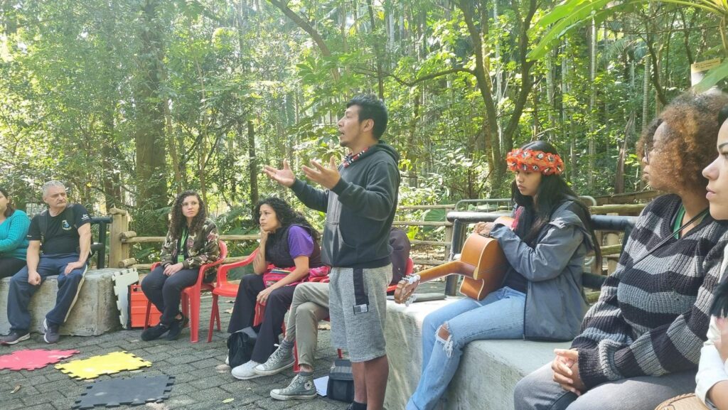 Indígenas reunidos em um parque